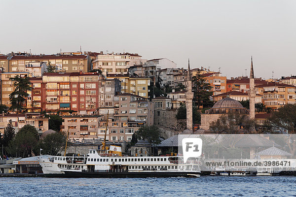 Blick auf den Fähranleger Üsküdar  Iskele-Moschee  Abendstimmung  Bosporus-Ufer  Istanbul  Türkei