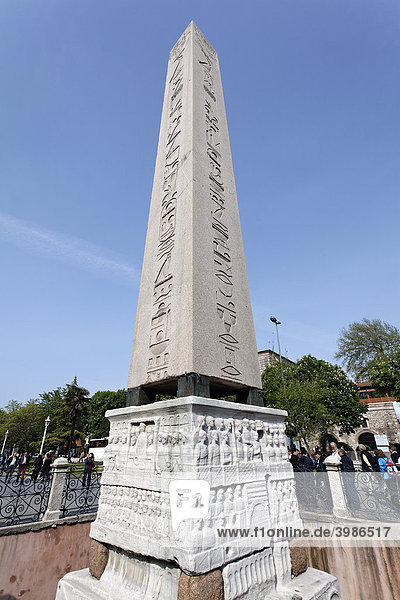 Ägyptischer Obelisk mit Relief an der Basis  Hippodrom des alten Byzanz  Sultanahmet  Istanbul  Türkei