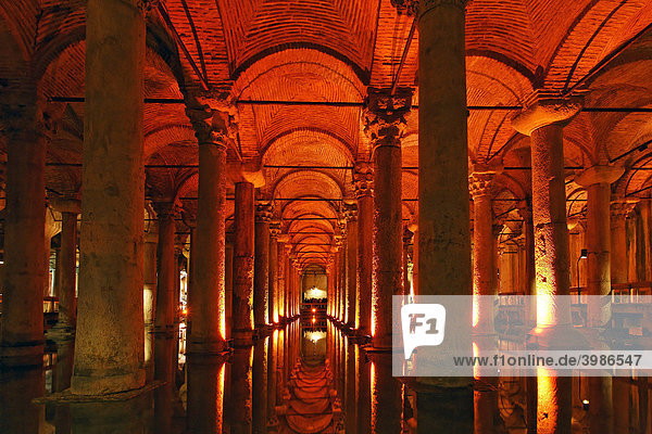 Yerebatan Sarayi  byzantinische Zisterne  illuminiertes Gewölbe mit Säulen  Sultanahmet  Istanbul  Türkei