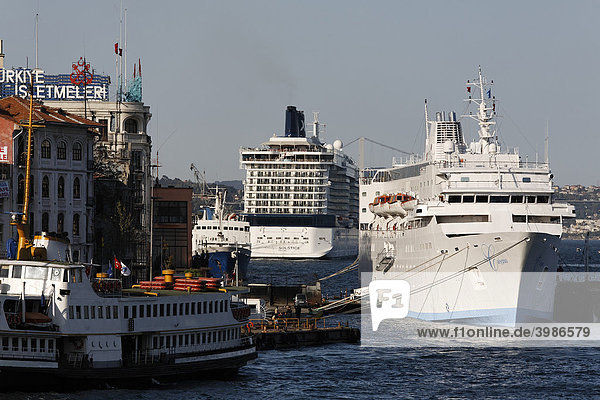 Große Kreuzfahrtschiffe ankern am Kai von Karaköy  Bosporus-Ufer  Istanbul  Türkei