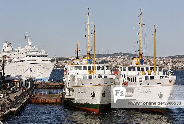 Alte Fährschiffe liegen am Kai von Karaköy  Bosporus-Ufer  Istanbul  Türkei