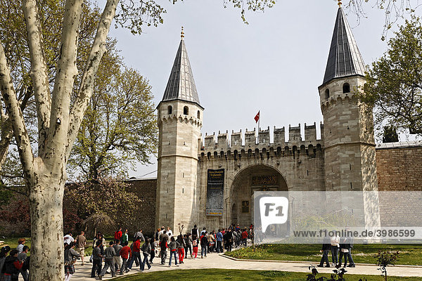 The welcome gate  entrance to the second courtyard  Topkapi Palace  Sarayburnu  Istanbul  Turkey
