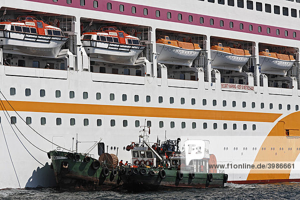 Bordwand des Kreuzfahrtschiffs Celebrity Solisitce  Rettungsboote im Unterdeck  Kutter nimmt Abfälle von Bord  Tophane  Bosporus  Istanbul  Türkei