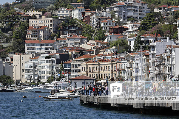 Villenvorort Bebek am Bosporus  viele Angler auf der Promenade  Istanbul  Türkei