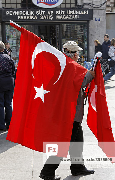 Straßenverkäufer trägt große türkische Nationalflaggen  Istanbul  Türkei
