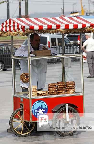 Bunter Wagen mit Sesamkringeln, Simit, eines Straßenverkäufers, Eminönü ...