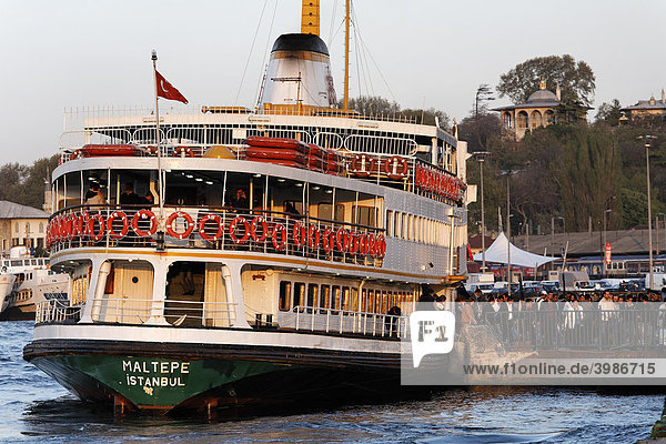 Altes Bosporus-Fahrschiff legt in Eminönü an  Fahrgäste steigen aus  Istanbul  Türkei