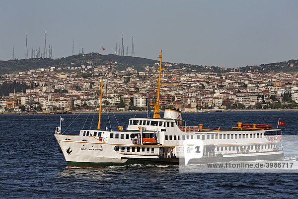 Fährschiff auf dem Bosporus  vor Üsküdar  Istanbul  Türkei