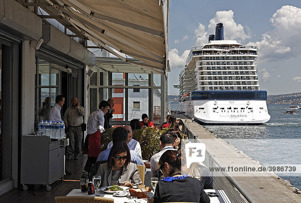Schickes TerrassencafÈ mit Blick auf Bosporus und Kreuzfahrtschiff  Museum Istanbul Modern  Tophane  Türkei