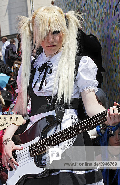 Teenie in Lolita-Kleidung spielt Gitarre  Cosplayer-Treffen von jugendlichen Anime- und Manga-Fans  Japantag  Düsseldorf  Nordrhein-Westfalen  Deutschland  Europa