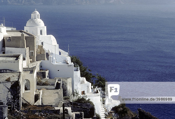 Ort Fira  Häuser und Kirche an der Steilküste  Santorin  Thira  Kykladen  Griechenland  Europa
