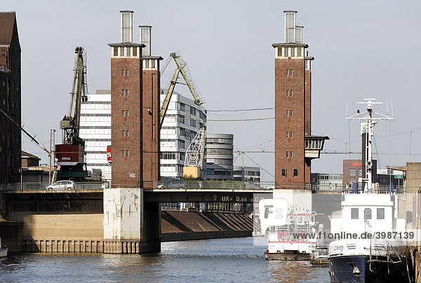 Schwanentorbrücke aus den 50er Jahren  Außenhafen  Duisburg  Ruhrgebiet  Nordrhein-Westfalen  Deutschland  Europa