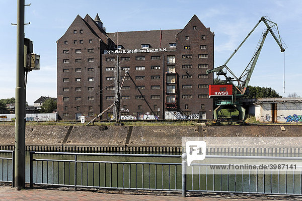 Altes Speichergebäude der RWSG  zukünftiger Standort des Landesarchivs NRW  Innenhafen  Duisburg  Ruhrgebiet  Nordrhein-Westfalen  Deutschland  Europa
