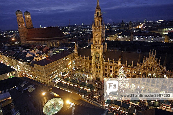 Rathaus and Frauenkirche with Christmas market at night  Munich  Bavaria  Germany