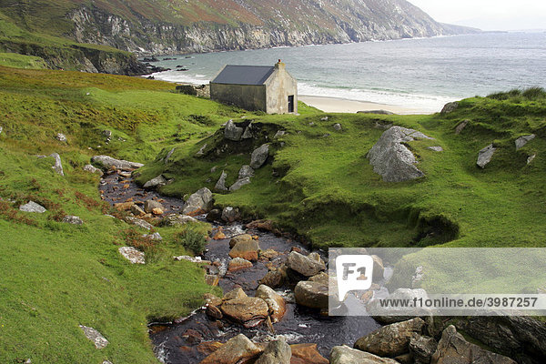 Steinernes Häuschen an der Küste bei Keel  Achill Island Insel  County Mayo  Irland
