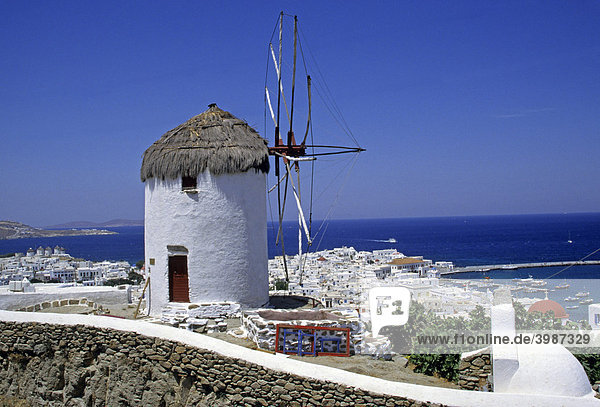 Windmühle mit Blick über die Stadt und den Hafen  Mykonos  Kykladen  Griechenland