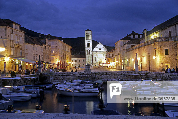 Hafen und Kathedrale bei Nacht  Insel Hvar  Dalmatien  Kroatien