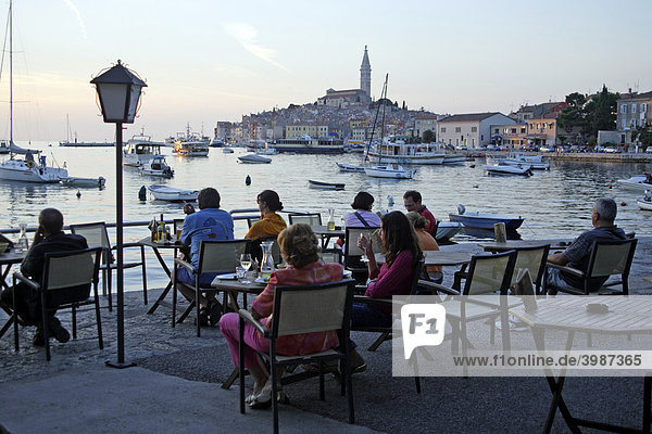 Cafe am Abend mit Blick auf die Altstadt und den Hafen  Rovinj  Istrien  Kroatien