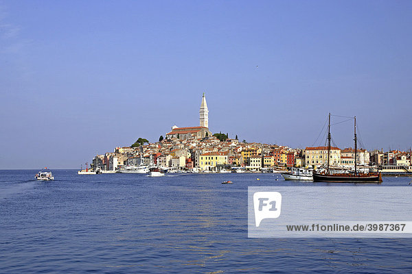 Blick über den Hafen auf die Altstadt und die Kathedrale  Rovinj  Istrien  Kroatien