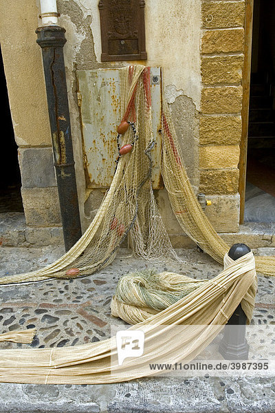 Fischernetz im alten Hafen  Stadt Cefalu  Provinz Palermo  Sizilien  Italien
