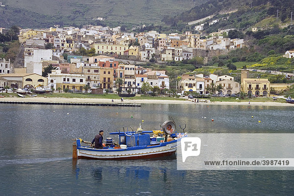 Fischer und Fischerboot im Hafen Castellammare del Golfo  Sizilien  Italien  Europa