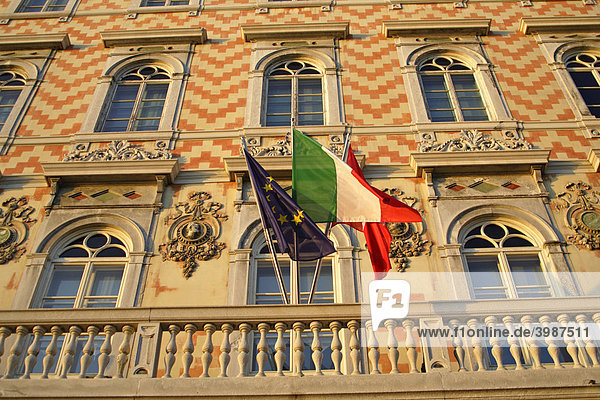 Dekorative Fassade des Museums des Grand Canal mit den italienischen und EU-Flaggen  Triest  Italien  Europa