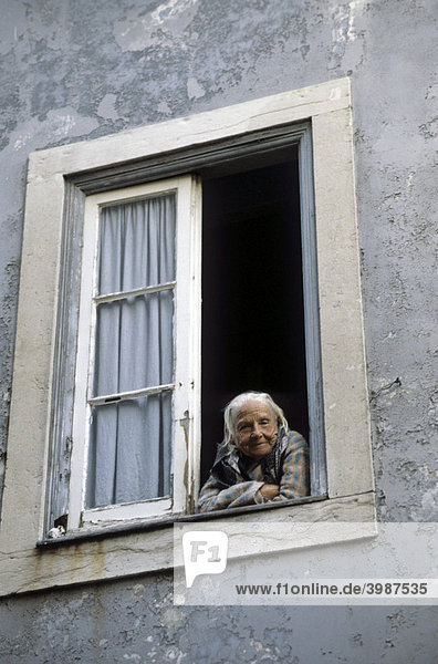 Ältere Frau im Fenster  Alfama  Lissabon  Portugal  Europa