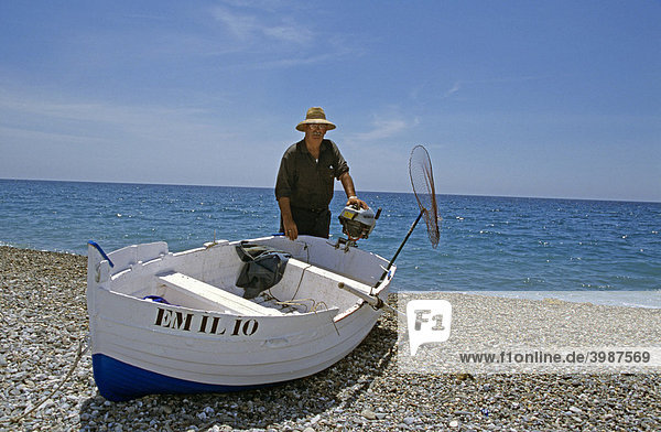 Fischer und Boot am Strand  Almunecar  Andalusien  Spanien  Europa