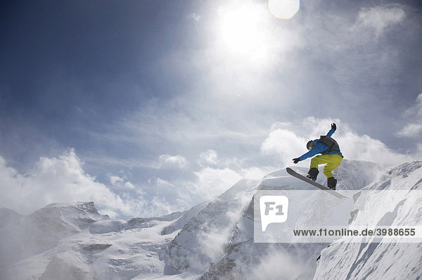 Snowboarder  Sprung  Bergpanorama  St. Moritz  Graubünden  Schweiz  Europa