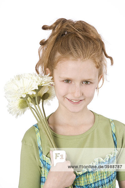 Rothaariges Mädchen mit weißen Gerbera Blumen