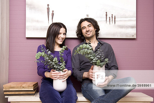 Paar sitzt in gemütlichem Ambiente auf einer Bank