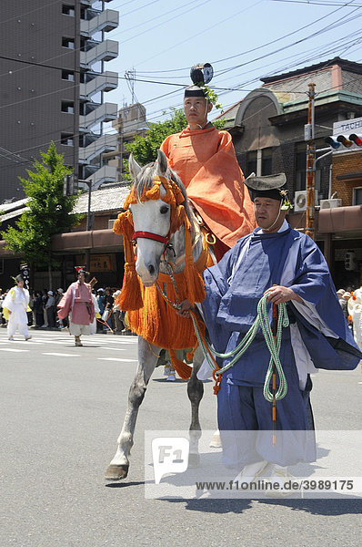 Aoi Festival  Umzug vom Kaiserpalast zum Shimogamo Schrein  Reiter in traditionellen Kostümen aus der Heian Periode  Kyoto  Japan  Asien