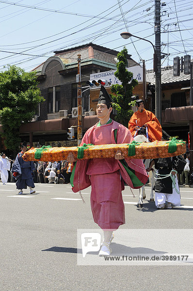 Aoi festival  procession from the Imperial Palace to the Shimogamo Shrine  carriers with holy items in traditional costumes from the Heian period  Kyoto  Japan  Asia