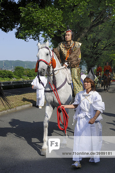 Aoi Festival  Umzug vom Shimogamo Schrein zum Kamigamo Schrein  Reiter in traditionellen Kostümen aus der Heian Periode  Kyoto  Japan  Asien