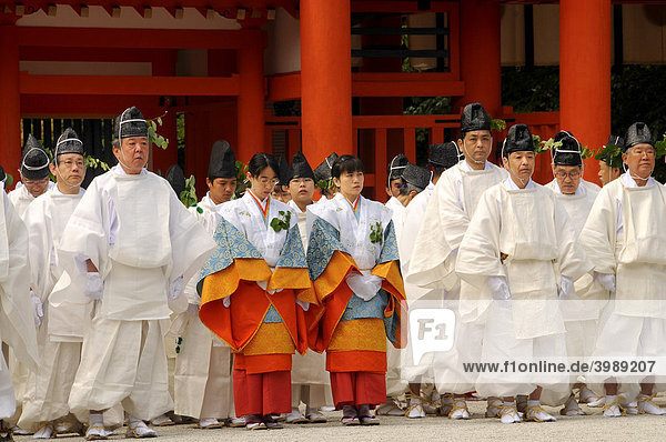 Aufstellung der Teilnehmer einer shintoistischen Prozession vom Shimogamo Schrein zum Mikage Schrein am Mt. Mikage  westlich dem Hie Berg  Kyoto  Japan  Asien