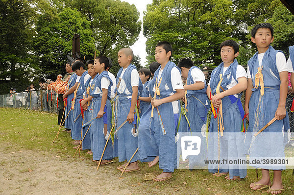 Jungen in traditioneller Kleidung  die bei dem shintoistischen Reiterfest im Kamigamo Schrein helfen  warten vor dem Schrein  in dem die Andacht stattfindet  Kyoto  Japan  Asien