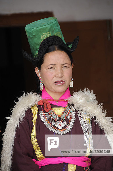 Ladakhi in traditioneller Kleidung mit Samtzylinder  Hut und Goncha  Mantel mit Schafsfell  Leh  Ladakh  Himalaja  Nordindien  Indien