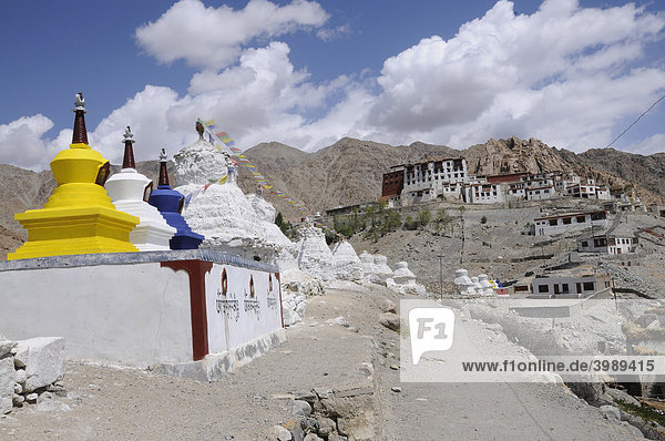 Kloster und Ort Phiyang mit buddhistischen Chörten im Vordergrund  Ladakh  Indien  Himalaja
