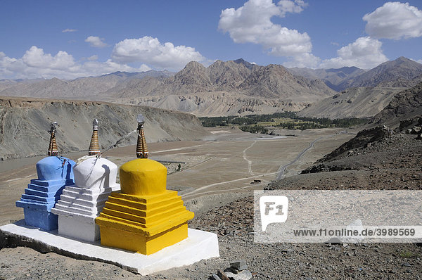 Chörten im oberen Industal  nach dem Zusammenfluss von Indus mit dem Zanskar  Ladakh  Indien  Himalaja  Asien