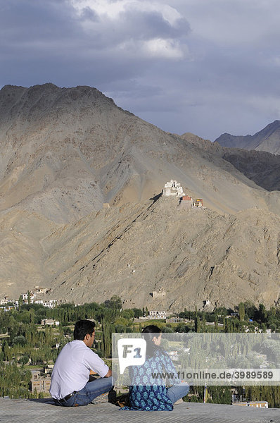 Ladakhis betrachten sich die Oase Leh mit Kloster Gonkhang und Burgruine auf dem Berg  Ladakh  Indien  Himalaja  Asien