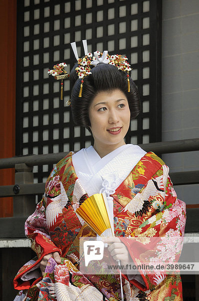Braut in traditionellem Kimono bei einer shintoistischen Hochzeit im Yasaka Schrein  Maruyama Park  Kyoto  Japan  Asien