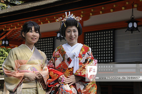 Bride wearing a traditional kimono  with relative  in a Shinto wedding in the Yasaka Shrine  Maruyama Park  Kyoto  Japan  Asia
