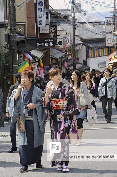 Jugendliche im Kimono in der Altstadt Richtung Kiyomizu-dera Tempel  Kyoto  Japan  Asien