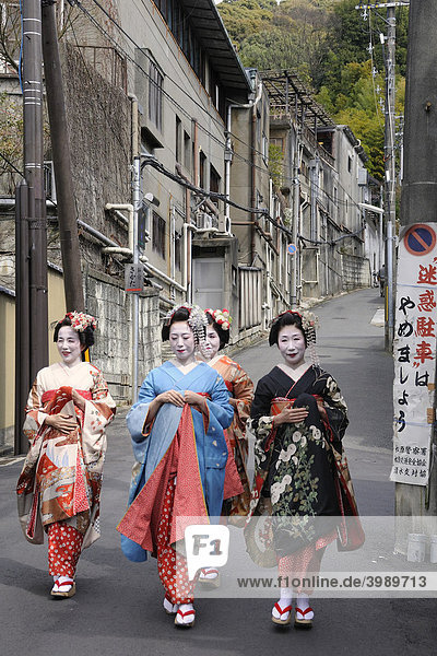 Maikos  Geishas in Ausbildung  in der Nähe Gionviertel  Kyoto  Japan  Asien