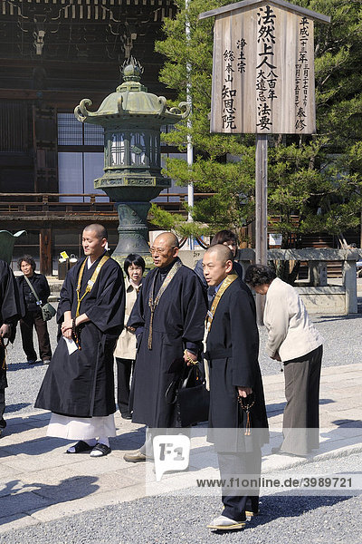 Buddhist monks at the Chion-in temple in Kyoto  Japan  Asia