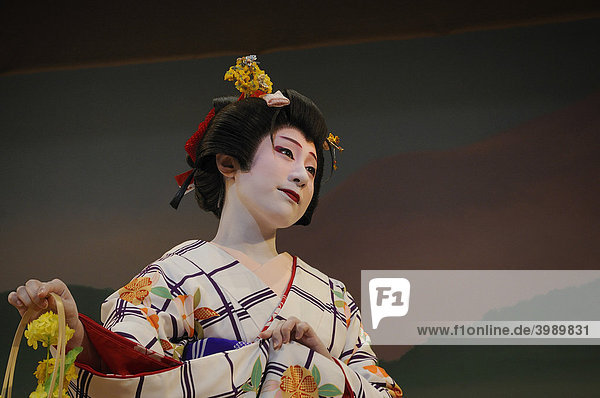 Odori  Mikotänze von Geishas in Ausbildung  im Gion-Viertel  Kyoto  Japan  Asien
