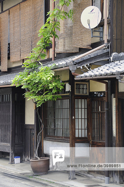 Traditionelles Wohnhaus mit Erker und Satellitenantenne  Kyoto  Japan  Asien