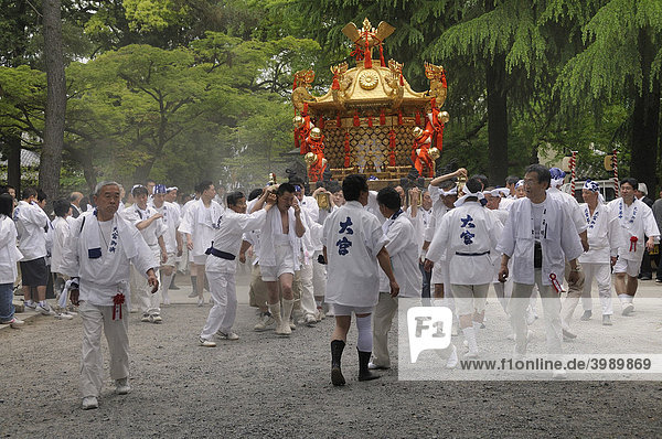 Matsuri  Schreinfest  Start der Prozession vom shintoistischen Schrein durch das zugehörige Wohngebiet  Imamiya Schrein  Kyoto  Japan  Asien