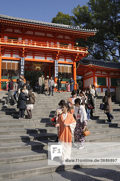Eingang zum Maruyamapark mit Frauen im Kimono  Kyoto  Japan  Asien