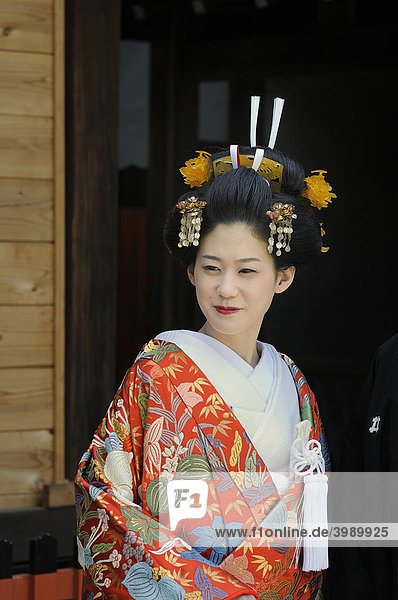 Braut mit traditionellem Haarschmuck im Shimogamo Schrein  Kyoto  Japan  Ostasien  Asien